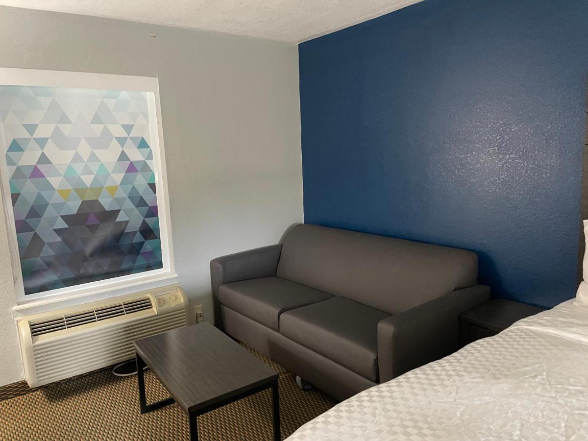 Clairmont Inn & Suites - Warren Экстерьер фото