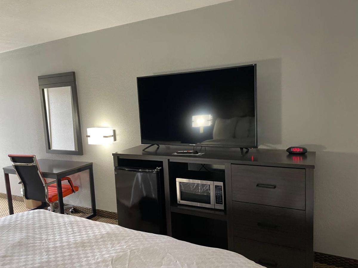 Clairmont Inn & Suites - Warren Экстерьер фото