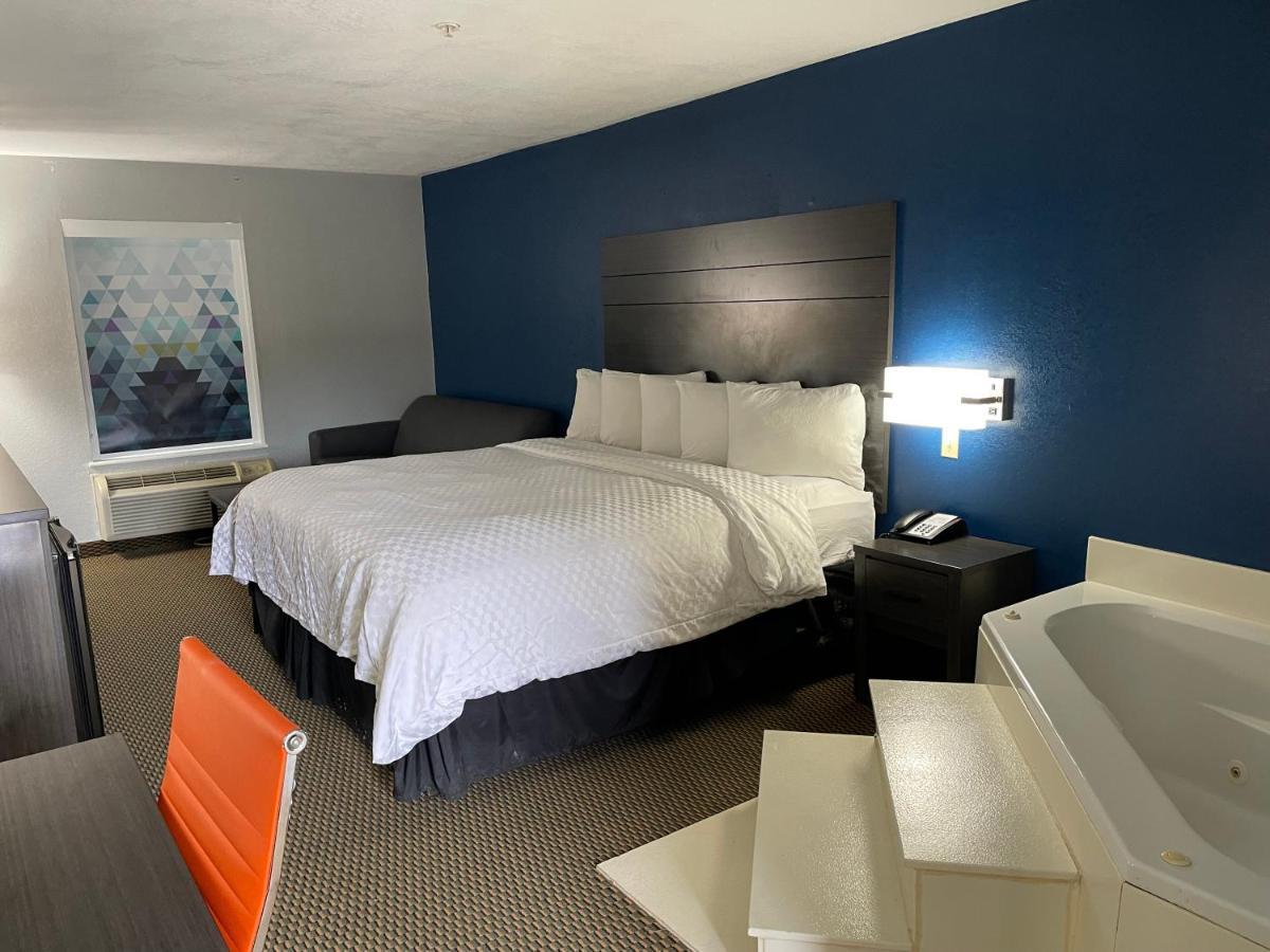 Clairmont Inn & Suites - Warren Экстерьер фото