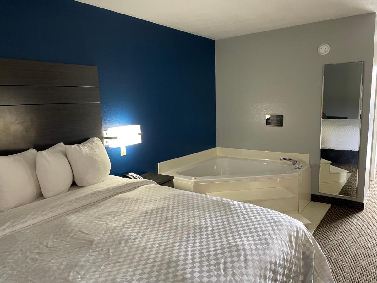 Clairmont Inn & Suites - Warren Экстерьер фото