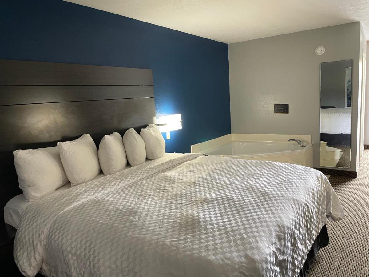 Clairmont Inn & Suites - Warren Экстерьер фото