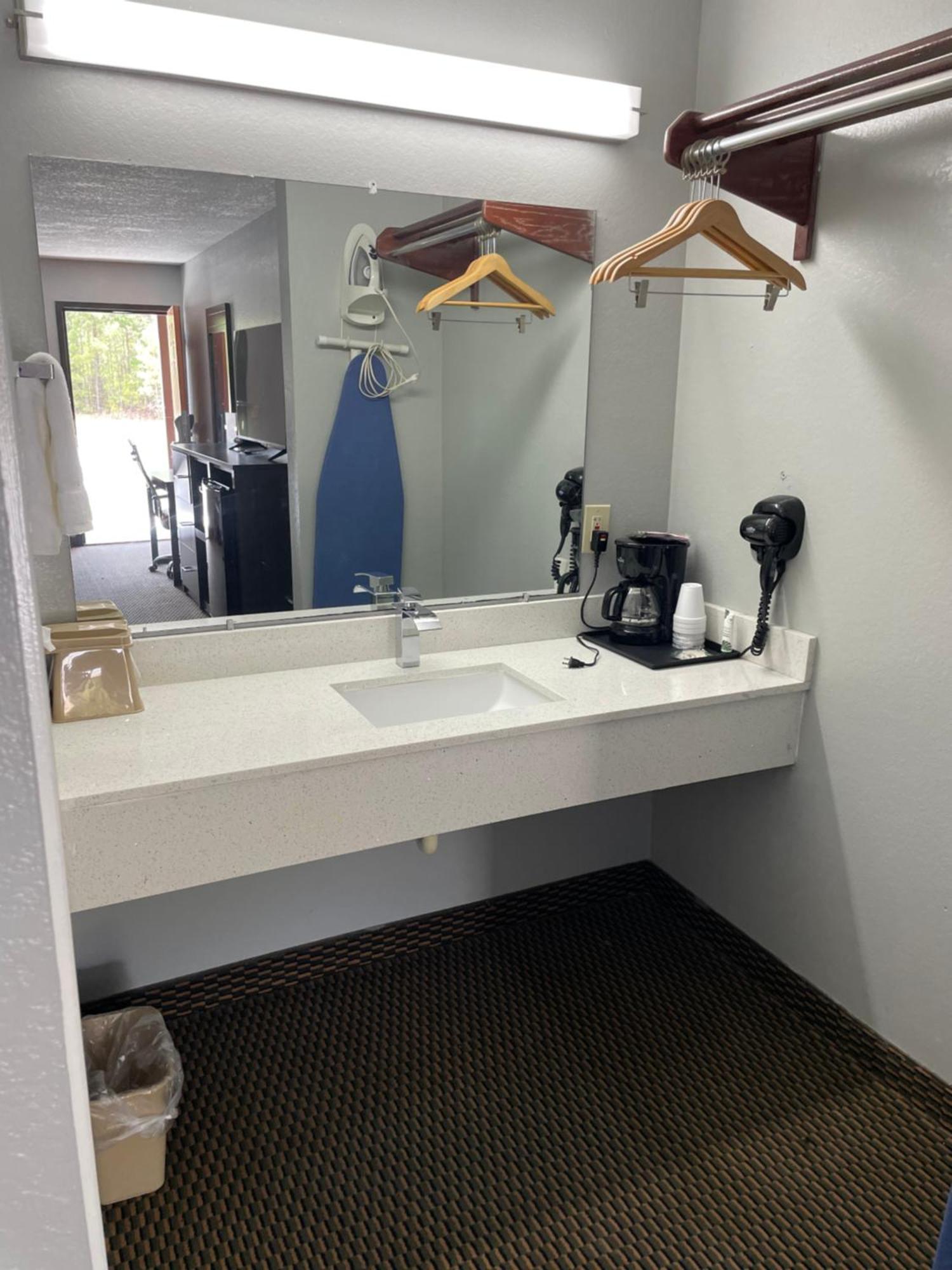 Clairmont Inn & Suites - Warren Экстерьер фото