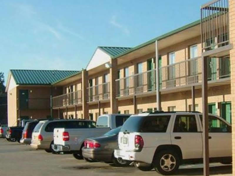 Clairmont Inn & Suites - Warren Экстерьер фото